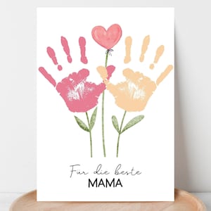 Könnte beinhalten: Eine weiße Karte mit einem Aquarelldesign, das Handabdrücke in Rosa und Pfirsich zeigt, die blütenartige Formen bilden. Ein rosa Herz schwebt darüber, verbunden durch einen grünen Stiel. Der Text "Für die beste MAMA" ist in eleganter Schrift geschrieben.