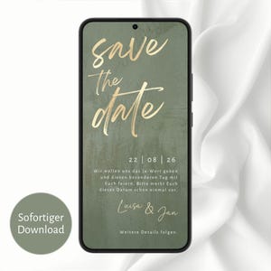 Könnte beinhalten: Digitale Save-the-Date-Karte auf einem Smartphone. Das Design zeigt goldene Schrift, die "Save the date" auf einem strukturierten grünen Hintergrund liest. Das Datum ist der 26. August 2022. Die Karte enthält auch die Namen Luisa & Jan.