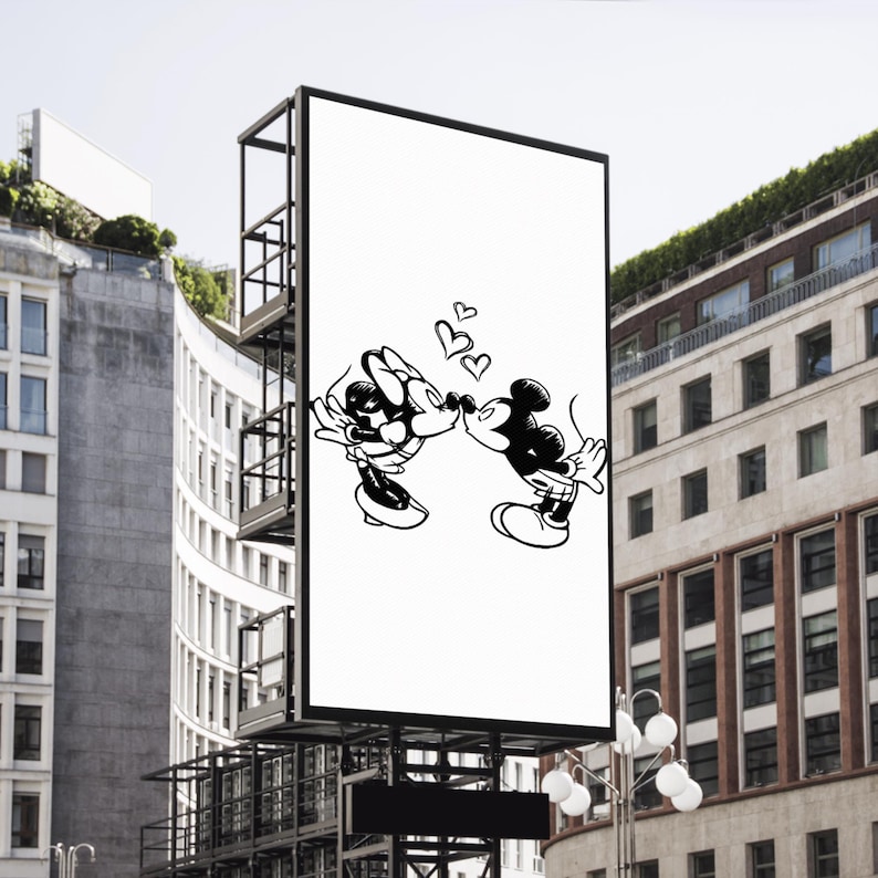 Pode incluir: Um grande outdoor ao ar livre com uma ilustra&ccedil;&atilde;o em preto e branco de Mickey e Minnie Mouse se beijando, com tr&ecirc;s cora&ccedil;&otilde;es acima deles. A imagem &eacute; definida em um cen&aacute;rio de edif&iacute;cios urbanos e um c&eacute;u brilhante.