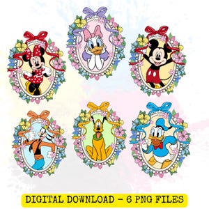 Puede incluir: Seis archivos PNG digitales con personajes de dibujos animados populares, como Minnie Mouse, Daisy Duck, Mickey Mouse, Goofy, Pluto y Donald Duck. Cada personaje está enmarcado en un óvalo con detalles florales y cintas. El texto "DIGITAL DOWNLOAD - 6 PNG FILES" está en la parte inferior.