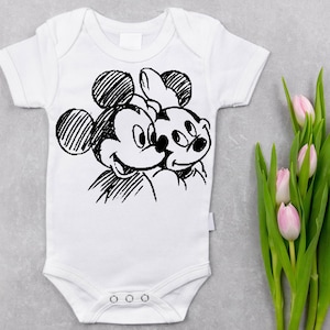 Pode incluir: Body de beb&eacute; branco com um esbo&ccedil;o a preto e branco do Mickey Mouse e da Minnie Mouse. O body de manga curta tem um fecho de encaixe. Tulipas cor-de-rosa com caules verdes no fundo.