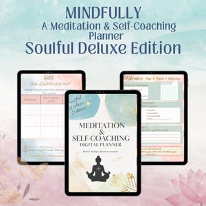 Puede incluir: Tres planificadores digitales con el texto "MINDFULLY A Meditation & Self-Coaching Planner Soulful Deluxe Edition". El planificador central dice "MEDITATION & SELF-COACHING DIGITAL PLANNER". Los otros muestran mapas de objetivos y un calendario de meditación.
