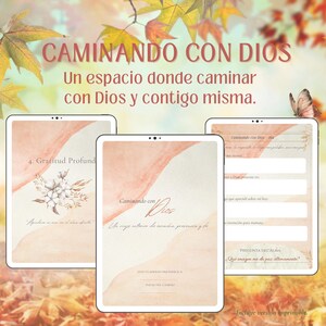Op de afbeelding: Drie digitale tabletschermen met een roze en oranje aquarel achtergrond. De tekst op de schermen luidt "Caminando con Dios", wat in het Engels "Walking with God" betekent. De tekst zegt ook "Un espacio donde caminar con Dios y contigo misma", wat vertaald kan worden als "Een ruimte om met God en met jezelf te wandelen".