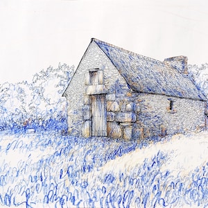 Peut inclure: Dessin à la plume et à l'encre d'un cottage en pierre avec un toit en ardoise, une cheminée et une porte en bois. Le cottage est entouré d'arbres et d'herbes stylisés, rendus en bleu et blanc. L'œuvre a un style rustique et illustratif.