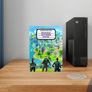 Peut inclure: Un cahier de composition avec une scène de paysage colorée et trois personnages au premier plan. La couverture porte l'inscription "COMPOSITION BOOK RICHIE RICH 10TH GRADE ENGLISH". Une console de jeu noire est visible en arrière-plan.
