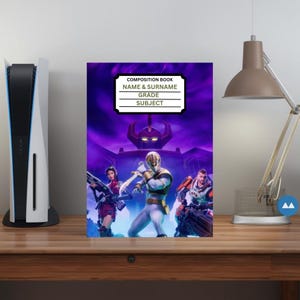 Peut inclure: Un cahier de composition avec une couverture colorée sur le thème de l'action. La couverture présente trois personnages armés, sur fond violet et noir. L'espace est prévu pour le nom, la classe et la matière. Le texte "COMPOSITION BOOK" est en haut.