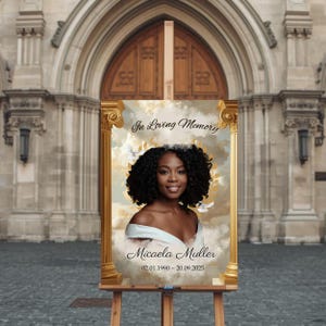 Könnte beinhalten: Ein Gedenkschild auf einer Staffelei mit einem Porträt einer Frau mit lockigem schwarzem Haar. Auf dem Schild steht "In Loving Memory" über dem Porträt, mit dem Namen "Micaela Muller" und den Daten 02.01.1990 ~ 20.09.2025 darunter. Das Schild hat einen goldenen Rahmen.