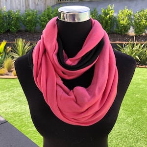 Écharpe infini en laine mérinos | Écharpe à passants | Foulard rond - Rose et noir