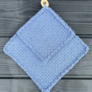 Grytlappar i bomull med öglor, lavendelfärgad med trähängare, 20 x 20 cm och 14 x 14 cm