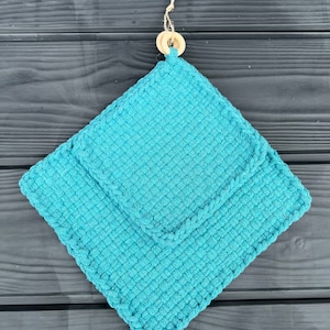 Presentset med grytlappar i bomull, blågrön med trähängare, 20 x 20 cm och 14 x 14 cm