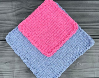 Cotton loop potholder gift set, lavender and bright pink with wooden loop hangers, 20 x 20 cm and 14 x 14cm