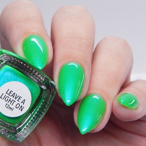 Esmalte de uñas - Leave A Light On - Esmalte verde brillante brillante imagen 8