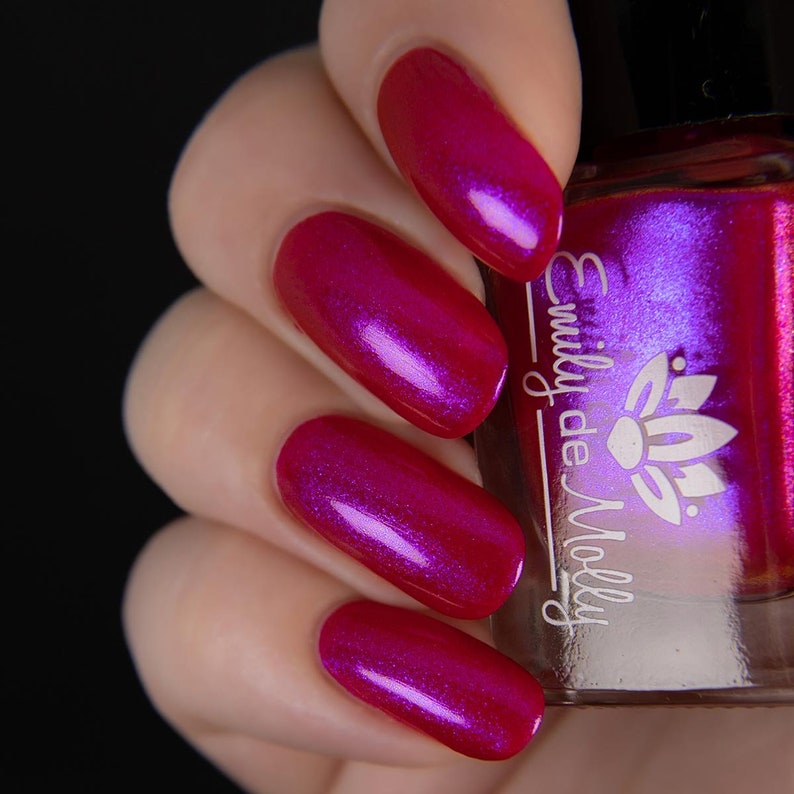 Nail polish Volume Up A pink nail polish with a blue / purple aurora shimmer. image 8