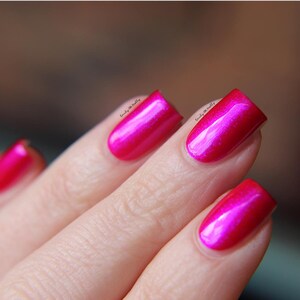 Nail polish Volume Up A pink nail polish with a blue / purple aurora shimmer. image 2