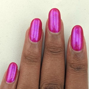 Nail polish Volume Up A pink nail polish with a blue / purple aurora shimmer. image 5