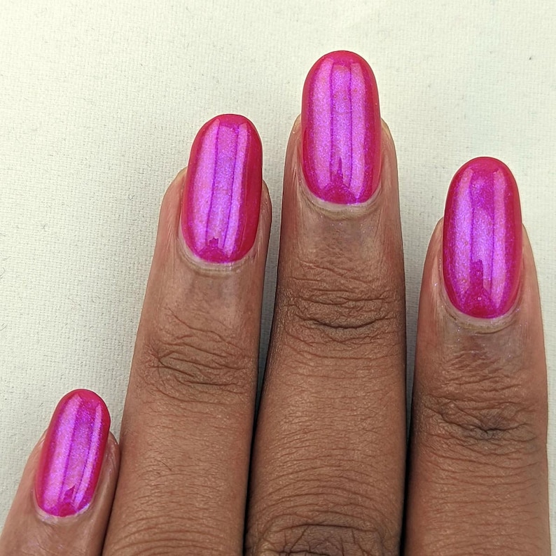 Nail polish Volume Up A pink nail polish with a blue / purple aurora shimmer. image 5