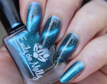 Magnetic nail polish - LE 365 - A blue jelly with orange to green iridescent glitters and a blue magnetic effect.