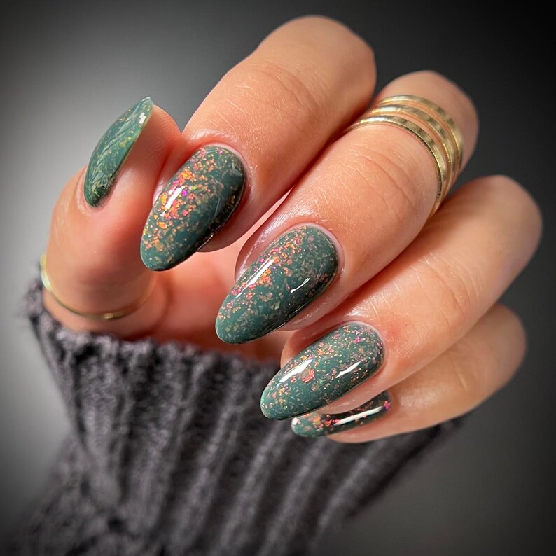 Nail polish The Dragon King A dark khaki nail polish filled with pink / orange / green iridescent flakes. image 2