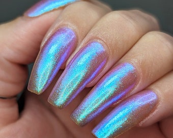 Esmalte de uñas brillante - Lament - Un esmalte marrón claro con un fuerte reflejo azul/morado.