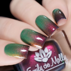 Thermal nail polish - Never Found It - A green to dark purple thermo heat reactive nail polish with a shimmer.