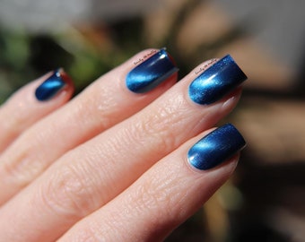 Nail polish - Secret Stash - A dark blue magnetic nail polish with an icy blue magnetic effect.