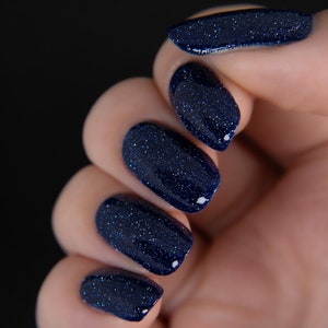Reflective glitter nail polish - See Through You - A deep blue nail polish with reflective glitters. imagem 8