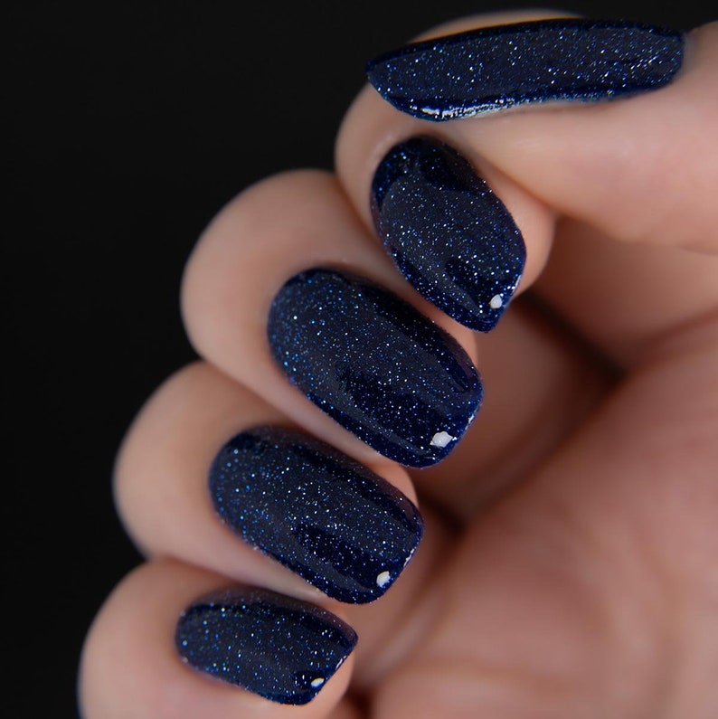 Reflective glitter nail polish - See Through You - A deep blue nail polish with reflective glitters. imagem 8