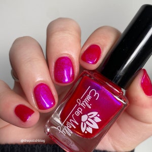 Nail polish Volume Up A pink nail polish with a blue / purple aurora shimmer. image 3