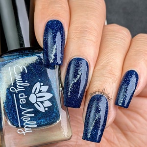 Reflective glitter nail polish - See Through You - A deep blue nail polish with reflective glitters. imagem 6
