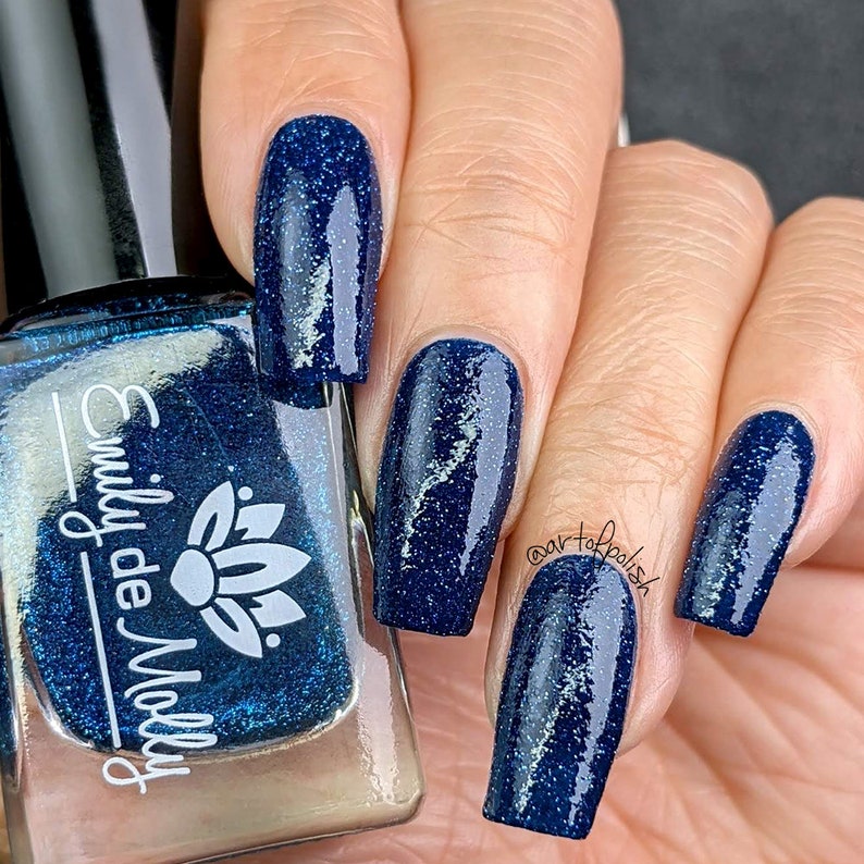 Reflective glitter nail polish - See Through You - A deep blue nail polish with reflective glitters. imagem 6