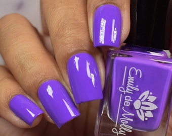 Esmalte de uñas morado - Sovereign - Un esmalte de uñas en crema de color morado vibrante.