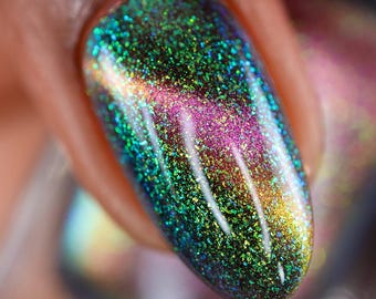 Magnetic Nail Polish - Breath Of Life - A black nail polish with a green aurora shimmer and a pink / orange / yellow magnetic effect.