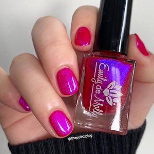Nail polish Volume Up A pink nail polish with a blue / purple aurora shimmer. image 4
