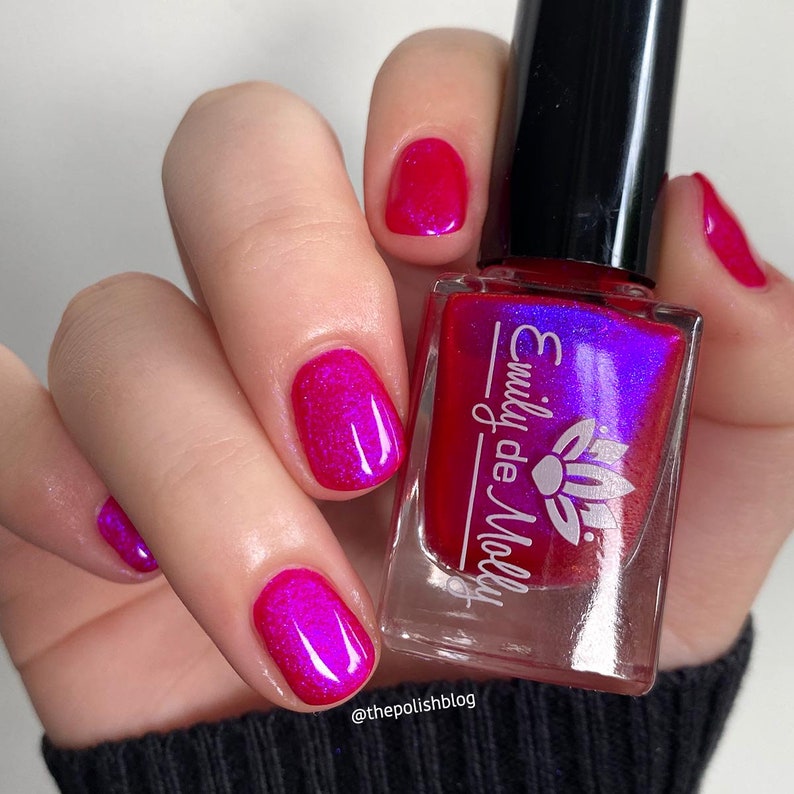 Nail polish Volume Up A pink nail polish with a blue / purple aurora shimmer. image 4