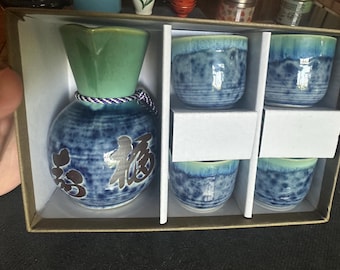 Ceramic Japanese Sake Set, 1 Tokkuri Bottle (10 Oz) and 4 Ochoko