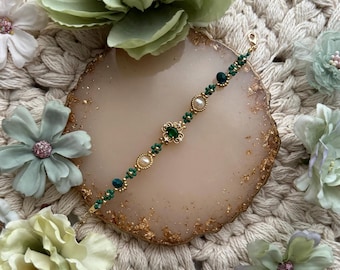 Daisy beaded bracelet, emerald green, gold, crystal, vintage style floral bracelet, handmade jewelry, gift for girlfriend, daisies