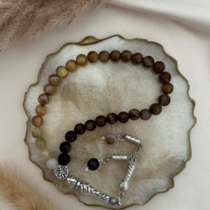 Personalisierte Tesbih Gebetskette mit Natursteinperlen - kombinierte Augenfarben – islamische Gebetskette mit Initialen, handgefertigt