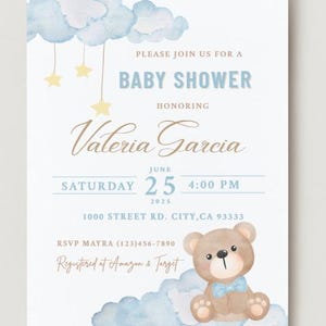 Może przedstawiać: Zaproszenie na baby shower z akwarelową ilustracją niebieskich chmur i brązowego pluszowego misia w niebieskim krawacie. Tekst na zaproszeniu brzmi: "Proszę dołączyć do nas na baby shower z okazji narodzin Valeria Garcia, sobota 25 czerwca 2025, 16:00, 1000 Street Rd. City, CA 93333, RSVP Mayra (123)456-7890, Zarejestrowane w Amazon & Target."