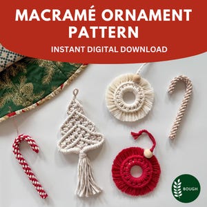 Puede incluir: Un conjunto de cuatro patrones de adornos de macramé, que incluyen un árbol de Navidad, un bastón de caramelo y dos coronas. Los patrones son de hilo blanco y rojo y se muestran sobre un fondo blanco. El texto "MACRAMÉ ORNAMENT PATTERN" y "INSTANT DIGITAL DOWNLOAD" se muestra en la parte superior de la imagen.