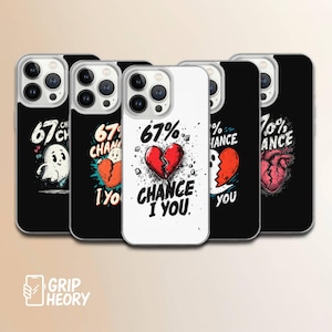 Può includere: Una collezione di custodie per telefoni con vari design. Una custodia presenta un fantasma, un'altra un cuore spezzato con la scritta "67% Chance I You", e altre con temi simili. Le custodie sono in bianco e nero.