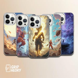 Op de afbeelding: Een verzameling van vijf telefoonhoesjes met levendige illustraties van een personage in actie. De kunstwerken tonen dynamische scènes met heldere kleuren, energie-effecten en gedetailleerde achtergronden. De hoesjes hebben een helder, beschermend ontwerp.