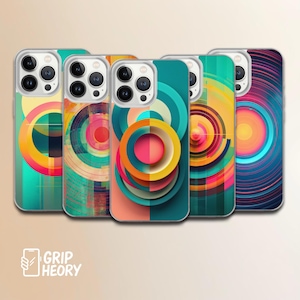 Puede incluir: Un juego de tres tazas de cerámica con un acabado mate moteado. Las tazas son de color crema, gris claro y gris oscuro. Cada taza tiene un diseño simple y minimalista y un asa redondeada.