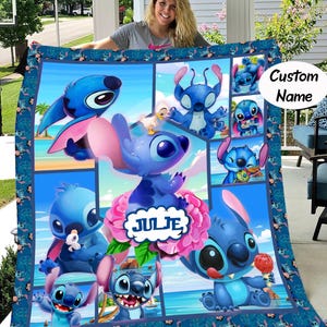 Puede incluir: Una manta azul y rosa con nombre personalizado con el personaje Stitch de Lilo & Stitch. La manta tiene un dise&ntilde;o de collage con varias im&aacute;genes de Stitch sobre un fondo azul. El nombre "Julie" se muestra en una flor rosa.