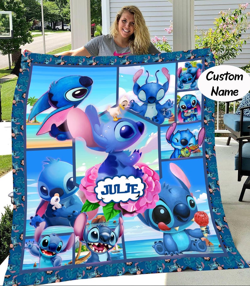 Puede incluir: Una manta azul y rosa con nombre personalizado con el personaje Stitch de Lilo & Stitch. La manta tiene un dise&ntilde;o de collage con varias im&aacute;genes de Stitch sobre un fondo azul. El nombre "Julie" se muestra en una flor rosa.