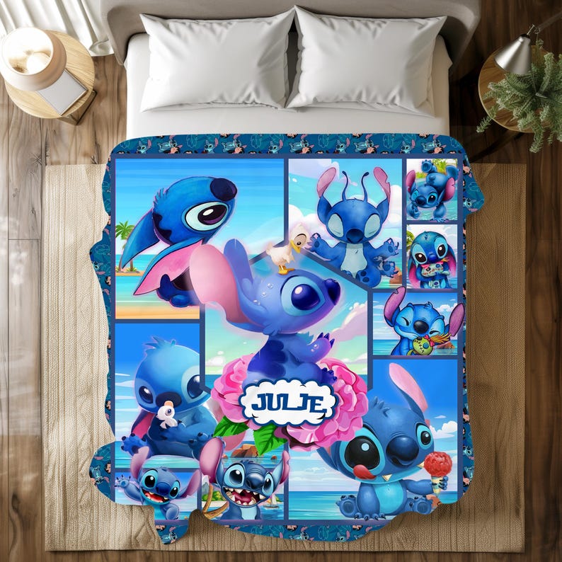 Puede incluir: Una manta azul y rosa con m&uacute;ltiples im&aacute;genes del personaje Stitch de Lilo & Stitch. La manta tiene un dise&ntilde;o de collage con el nombre "JULIE" en una flor rosa.
