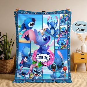 Puede incluir: Una manta polar azul con m&uacute;ltiples im&aacute;genes del personaje Stitch de la pel&iacute;cula de Disney Lilo & Stitch. La manta tiene un borde azul con un patr&oacute;n repetido e incluye el nombre "Julie" en una flor rosa.