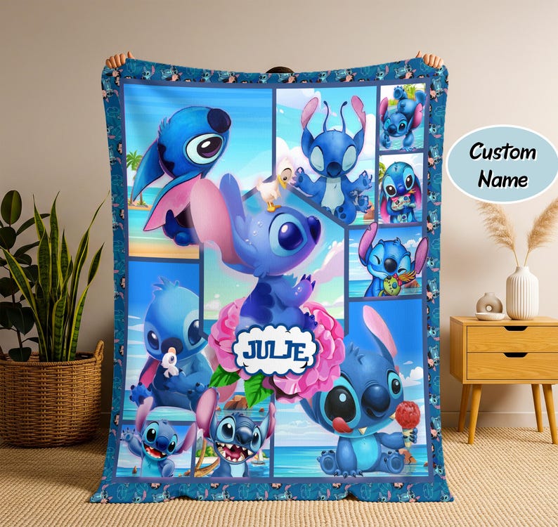 Puede incluir: Una manta polar azul con m&uacute;ltiples im&aacute;genes del personaje Stitch de la pel&iacute;cula de Disney Lilo & Stitch. La manta tiene un borde azul con un patr&oacute;n repetido e incluye el nombre "Julie" en una flor rosa.