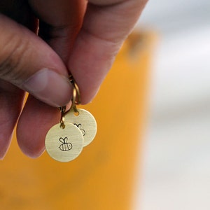 Niedlich, Runde Ohrringe Biene / / Roh-Messing Haken Ohrringe / / hand gestempelten Schmuck