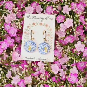 Boucles d&#39;oreilles bleues en pâte polymère avec citrons | Pendentifs méditerranéens légers pour l&#39;été | Boucles d&#39;oreilles carreaux bleus |  Cadeaux pour elle
