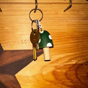 Rustic Wooden Mushroom Keychain – Handcrafted Gift, Cottagecore Forest Charm, Nature-Inspired Accessory